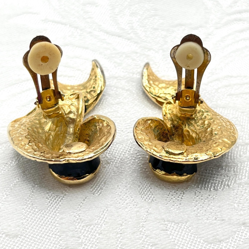 Vintage Chunky Heavy 80s Ribbon Black Enamel on Gold Tone Metal Clip-On Earrings - Picture 5 of 10